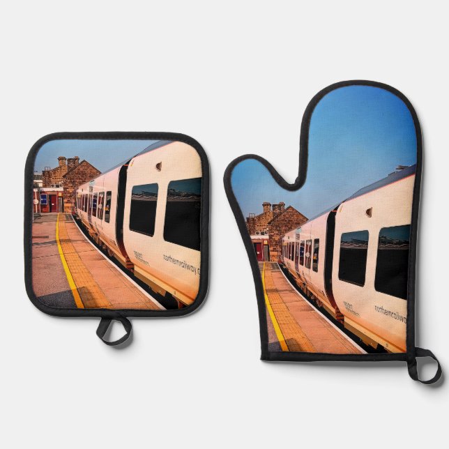 The side of the train oven mitt & pot holder set (Front)
