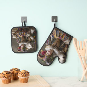 The Smile of the Arlequin and its Bear of White Pe Oven Mitt & Pot Holder Set