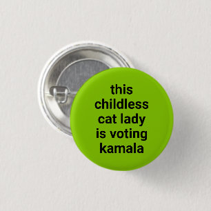 This childless cat lady is voting kamala green 3 cm round badge