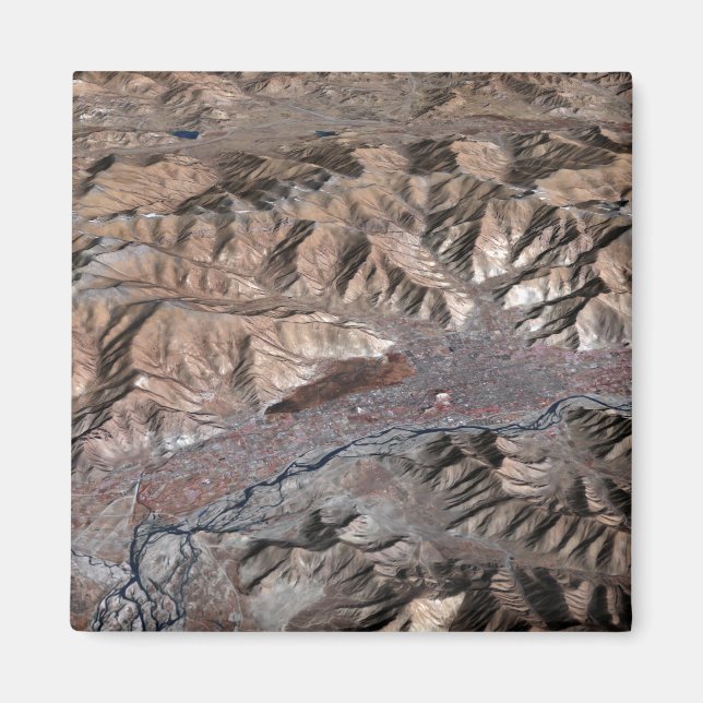 Three-dimensional view of the landscape magnet (Front)