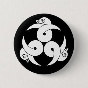 Three looped wild geese, heads facing outward 6 cm round badge