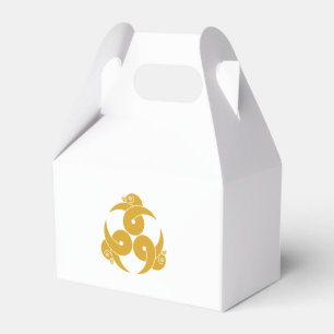 Three looped wild geese, heads facing outward favour box