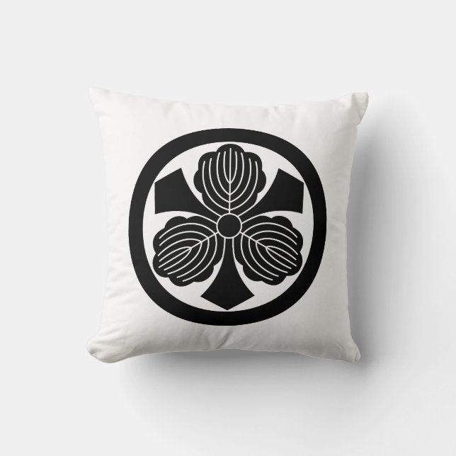 Three oak leaves with swords in circle cushion (Front)