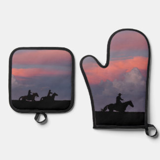 Three Riders, One Horizon Oven Mitt & Pot Holder Set