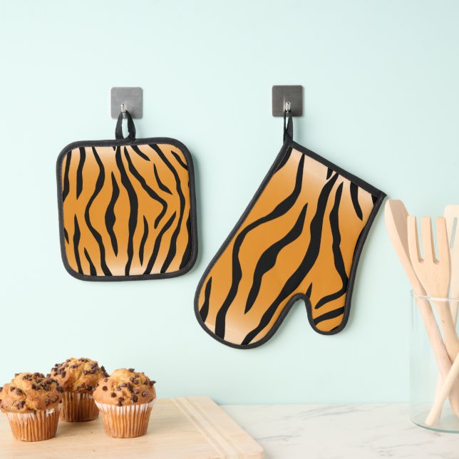 Tiger Animal Stripes Pattern  Oven Mitt & Pot Holder Set (Insitu(Hanging))
