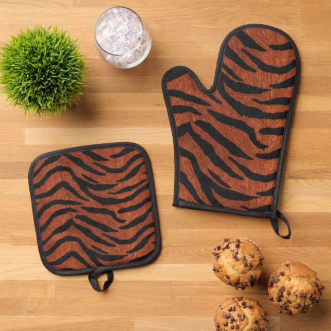 Tiger Stripe Wild Pattern Oven Mitt & Pot Holder Set (Top Down)