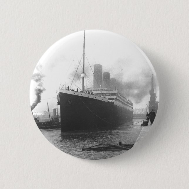 Titanic at the docks of Southampton 6 Cm Round Badge (Front)