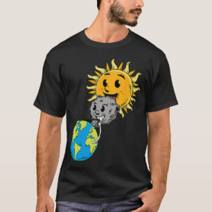 Total Solar Eclipse Earth Moon Sun Photobomb Lover T-Shirt