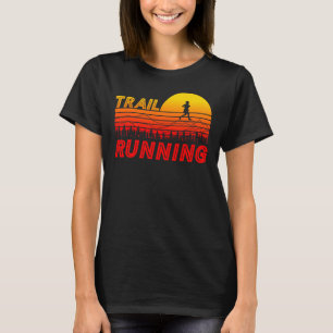Trail Running im orangen Sonnenuntergang mit Berge T-Shirt