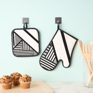 Triangle stripes in Black and White Oven Mitt & Pot Holder Set