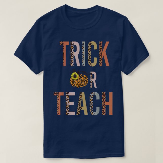 Trick Or Teach Leopard Pumpkin Funny Teacher Hallo T-Shirt (Design Front)