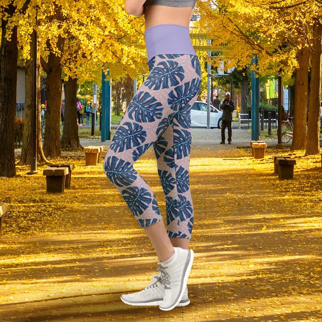 Tropical Leaf Monstera Grey Blue Capri Leggings (Tropical Leaf Monstera Grey Blue Capri Leggings)