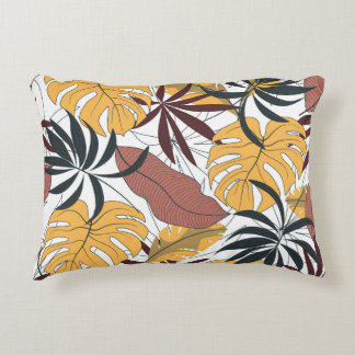 Tropical leaves: vibrant seamless background. decorative cushion