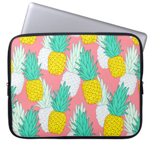 Tropical seamless pattern with exotic pineapples. laptop sleeve