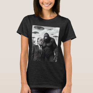 Trump Bigfoot Ufo Alien Encounter Extraterrestrial T-Shirt