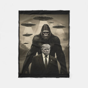 Trump Bigfoot Ufo Alien Encounter Invasion Uap Fun Fleece Blanket