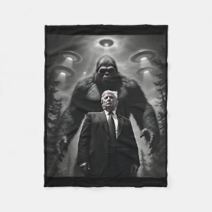Trump Bigfoot Ufo Alien Extraterrestrial Encounter Fleece Blanket