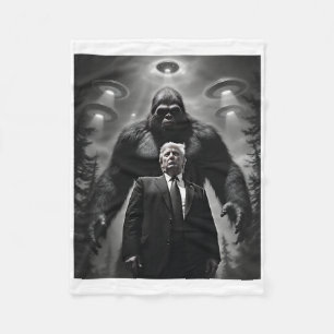 Trump Bigfoot Ufo Alien Extraterrestrial Encounter Fleece Blanket