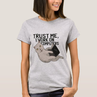Trust me i work on computers. Cute Cat T-Shirt