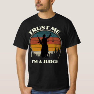 Trust me i'm a Judge- trust me im a- retro T-Shirt