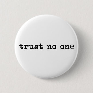TRUST NO ONE 6 CM ROUND BADGE