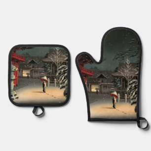 Tsuchiya Koitsu - Snow at Nezu Shrine Oven Mitt & Pot Holder Set
