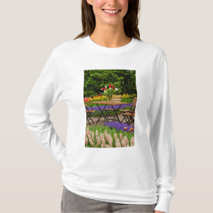 Tulips of table in garden, Keukenhof Gardens, T-Shirt