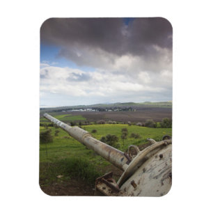 Turret of Israeli tank points to Qunietra Magnet