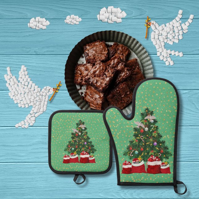 Turtle doves in Christmas background green Oven Mitt & Pot Holder Set (Creator Uploaded)