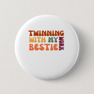 Twinning With My Work Bestie – Funny Coworker Matc 6 Cm Round Badge