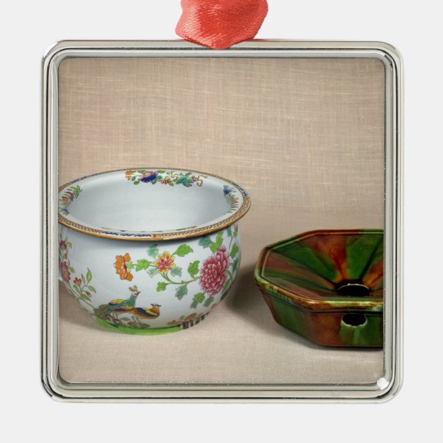 Two chamber pots metal ornament (Front)