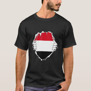 Two Hands Opening Yemen Flag Chest Yemeni Chest Fl T-Shirt