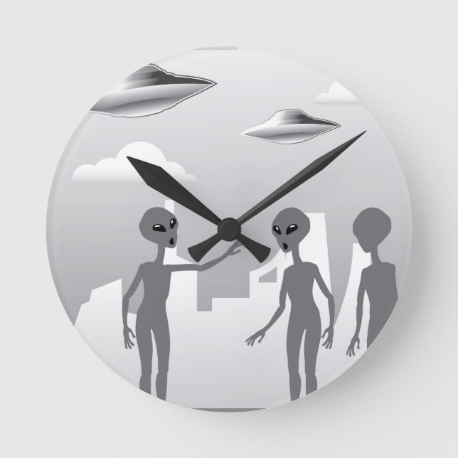 UFO in the sky Aliens On the ground Round Clock (Front)