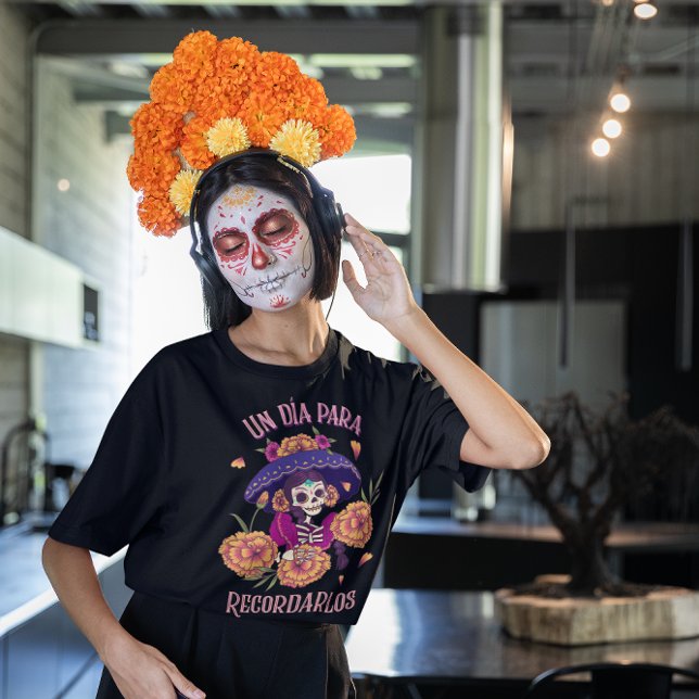 Un Día Para Recordarlos – Día de los Muertos  T-Shirt (Creator Uploaded)