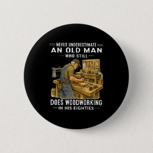 Underestimate an old man who does woodworking 6 cm round badge