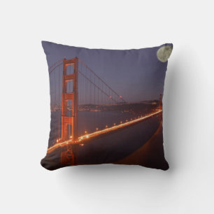 USA, California, Marin. Moonrise above the Cushion