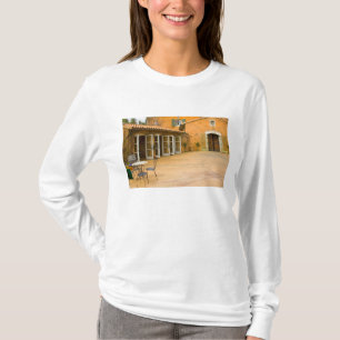 USA, California, Sonoma Valley, Patio at Viansa T-Shirt