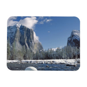 USA, California, Yosemite NP. The Merced River, Magnet