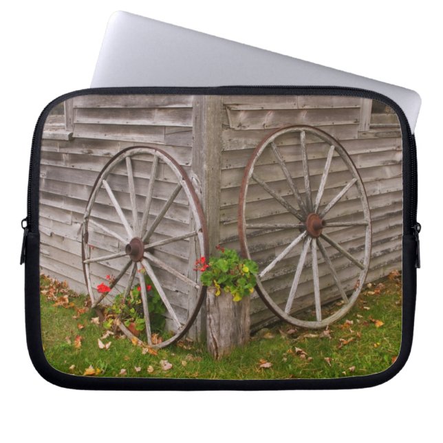 USA, Main. Wagon Wheels Laptop Sleeve (Front)