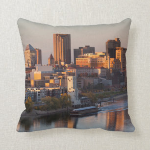 USA, Minnesota, Minneapolis, St. Paul 3 Cushion
