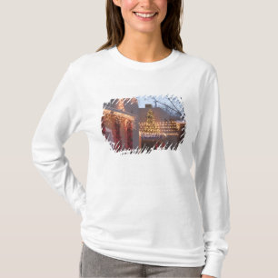 USA, New Mexico, Santa Fe: Canyon Road Gallery T-Shirt