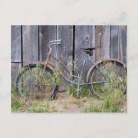 USA, Oregon, Bend. A dilapidated old bike
