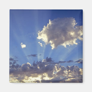 USA, Oregon, Bend. Sun rays fill the sky near Magnet