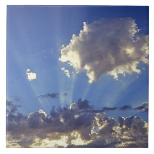 USA, Oregon, Bend. Sun rays fill the sky near Tile