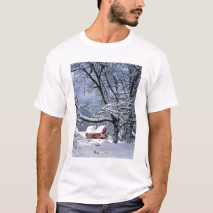 USA, Oregon, Clackamas County. Fresh snow covers T-Shirt