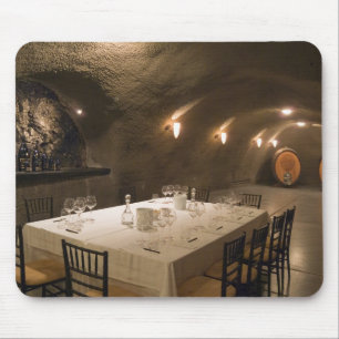 USA, Oregon, Dundee. Dining room in Archery Mouse Pad