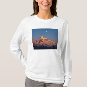 USA, Oregon, Mt Hood. Sunset creates alpenglow T-Shirt