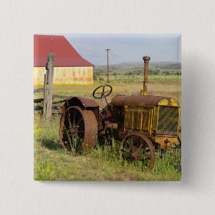 USA, Oregon, Shaniko. Rusty vintage tractor in 15 Cm Square Badge