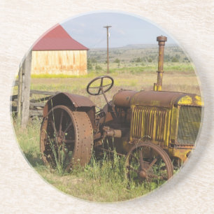 USA, Oregon, Shaniko. Rusty vintage tractor in Coaster