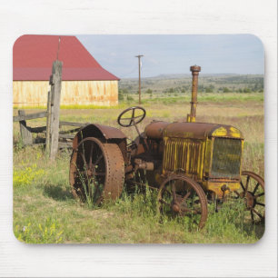 USA, Oregon, Shaniko. Rusty vintage tractor in Mouse Pad
